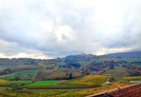 chianti-vineyards-and-san-gimignano-toskana-tuscany-italya